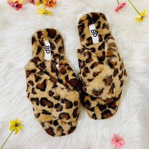 BP. Mae Cross Strap Faux Fur Slipper! Size 9-10 women’s or 7-8 men’s! NWOT